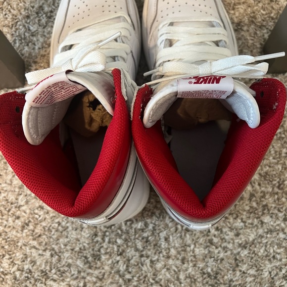 Air Jordan 1 Retro High OG 'Metallic Red - Picture 5 of 9